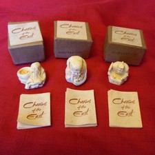 DREI VERPACKTE NETSUKE STIL