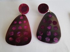 GROSSE OHRCLIPS DUNKEL WEINROT LILA MIT SAMTOPTIK AUS KUNSTSTOFF  7 CM LANG