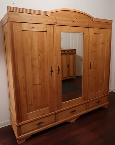 Grosser kleiderschrank aus - ,