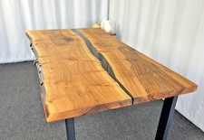 Schwarzer Epoxidholztisch