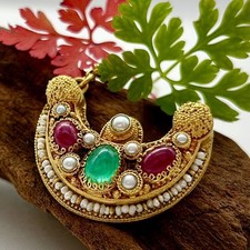 Collier im Stil des berühmten Ohrrings des Mainzer Giselaschmucks Rubine Smaragd