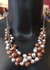 Kette mit unterschiedlich großen silbernen und braunen Kugeln / 48 cm / neu