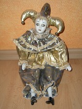 Harlekin Clown Pirot in goldenem Kostüm