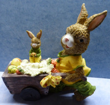 26413.  Hase mit Kind und Schubkarre  Osterhase Deko Figur Polyresin  22 cm