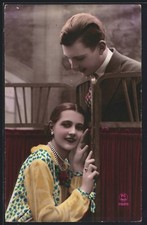 Foto-AK P. C. Paris: Dame versteckt sich hinter einem Paravent 