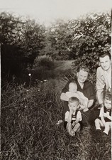 Familie mit drei Kindern sitzt