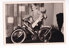 Kinderfahrrad 12er mit Stützrädern mit neuer Besitzerin, Schutzblech-Wimpel Köln