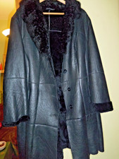 schwarzer Lammfellmantel von