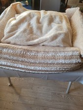 Hundebett aus Plüsch,Die Maße 75/95/25 