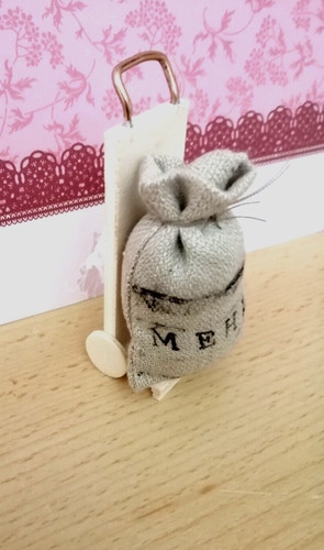 Kleine sackkarre mit mehlsack - sackkarre,