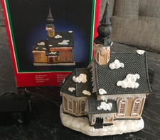 Beleuchtete Kirche mit