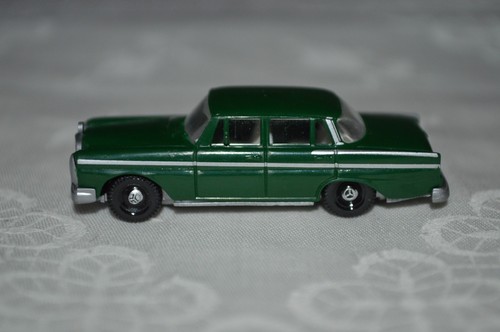 Praline mercedes 220 - 1:87,