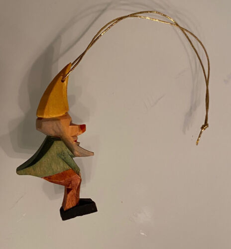 Alte holzfigur zwerg - alte,