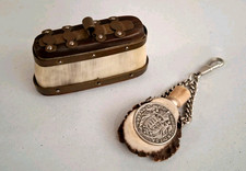 2 Schnupftabak Behälter Dose & Fläschchen Horn Charivari Anhänger