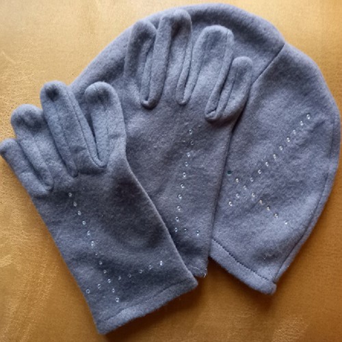 Mütze und handschuhe - und,