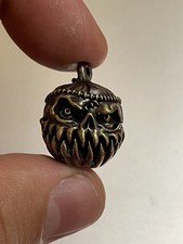 Kürbismonster aus Messing