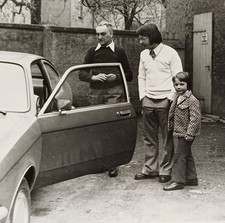 Familie 70er Jahre Junge steht