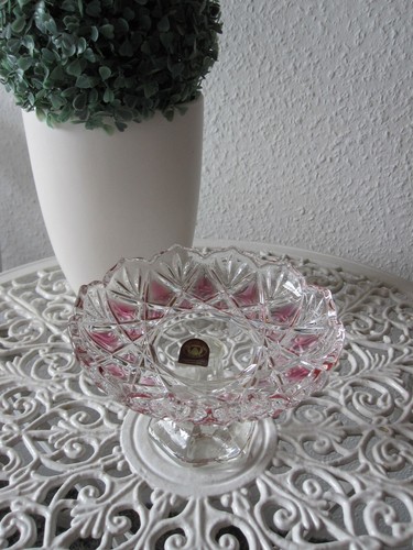 Flache schale mit fuß - mit,