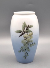 Bing & Gröndahl Porzellan Vase, florales Dekor Blume an Zweig, Skandinavien Deko