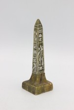 Obelisk handgeschnitzt