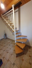 Treppe. Schmale Treppe um 2 Stockwerke zu veerbinden. Stahl-Massivholz
