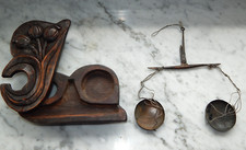 Seltene Feinwaage um 1900 Goldwaage Holzkasten UNIKAT geschnitzt Mohnkapseln
