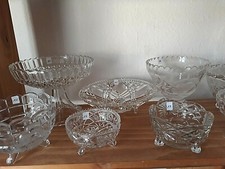 verschiedene Kristall Schalen auf Standfuß, Füssen, Verkauf für den Tierschutz