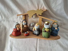 Weihnachtskrippe aus Holz und Keramikfiguren und Beleuchtung