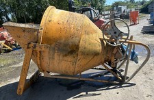 Betonsilo mit Schlauch