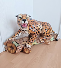 Leopard auf Baumstamm