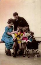 Ak Familie, Junge auf einem Schaukelpferd auf Rollen, Mädchen mit... - 4246470