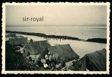 Jungs im Zeltlager am Meer -