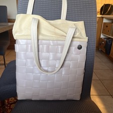 Handed by Basic Shopper Color