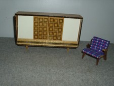 50er 60er Puppenhaus Puppenstube Schrank Holz / Plaste-Türen + Sessel gratis