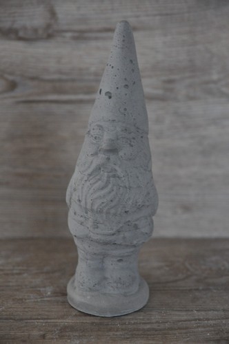 Beton-Gartenzwerg