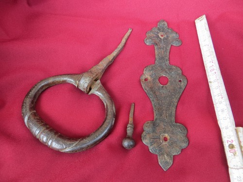 Antiker türklopfer aus eisen - türklopfer,