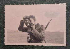 Foto, Deutscher Soldat setzt seine Gasmaske auf, Wehrmacht, 2.Wk