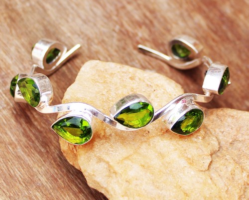 Grüner peridot edelstein - grüner,