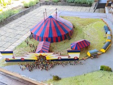Dioroma Preiser HO 1:87  Zirkus Zirkuszelt mit ca. 500 Figuren, beleuchtet