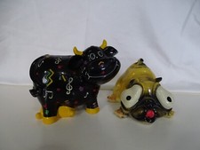 2 Spardosen, Keramikfiguren, Kuh und Mops,  ca. 12 x 14 cm