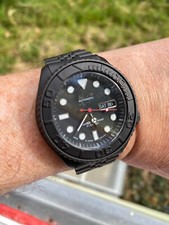 Seiko SKX 7s26 STEALTH Modification mit schwarzem Stahlarmband