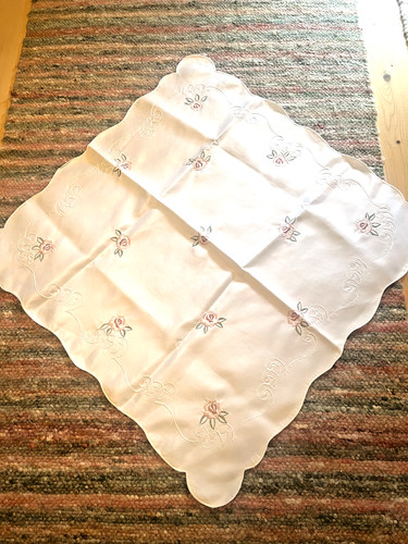 Tischdecke bestickt 85x85 - bestickt,,