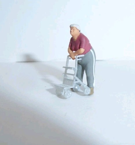 Seniorin mit rollator - -, neu
