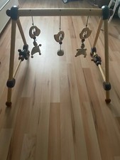 Spielbogen aus holz mit anhänger für baby