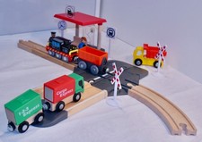Set v playtive zur Brio Holzeisenbahn Straße/Schiene/LKW/Haltestelle/Zug