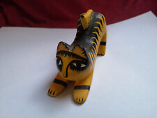 gelb-schwarze Katzenfigur aus Holz,  aus Sammlung, ca. 4 cm hoch, 11 cm lang