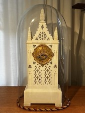 Französ. Tischuhr aus Alabaster im Neogotischer Stiel, Fadenaufhängung, Glasdom