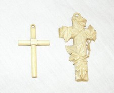 2 x antike KREUZ- ANHÄNGER aus echtem HIRSCHHORN geschnitzt, um 1880 u. 1840