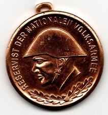 1986 Medaille DDR Militär Reservist Nationale Armee Hammer Sichel Ehrenlaub Helm