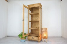 schöne schmale Vitrine in